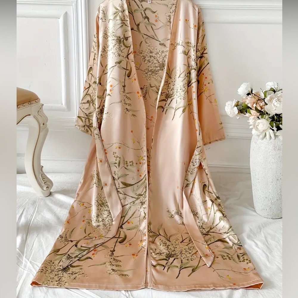 Beautiful satin robe - Picture 3 of 6